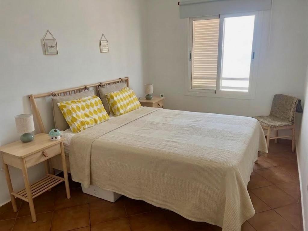 Dormitorio luminoso con cama doble