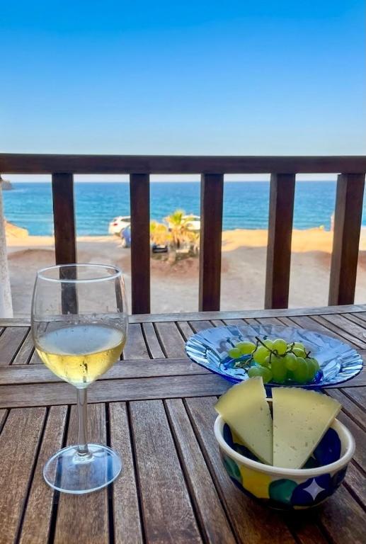 Vino y aperitivos con vistas a la playa